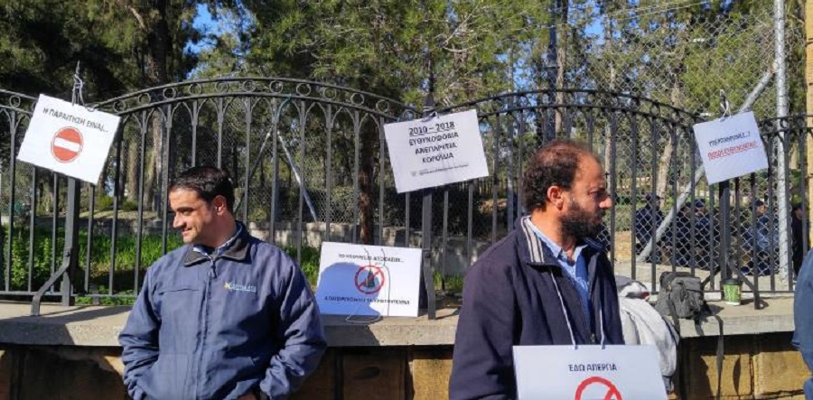 Έξω από το Προεδρικό οι εργαζόμενοι του ΟΣΥΠΑ - «Αφήνετε 250 οικογένειες στο δρόμο»