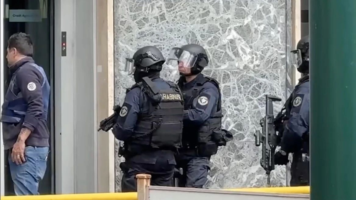 Κινηματογραφική ληστεία σε τράπεζα στη Νάπολη: Οι δράστες φορούσαν μάσκες γνωστών ηθοποιών, κράτησαν ομήρους, άδειασαν τις θυρίδες και έφυγαν από τούνελ