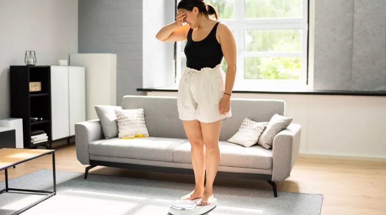 Αυτή είναι η καλύτερη ώρα να ανεβείτε στη ζυγαριά – Τέσσερα tips για ακριβείς μετρήσεις