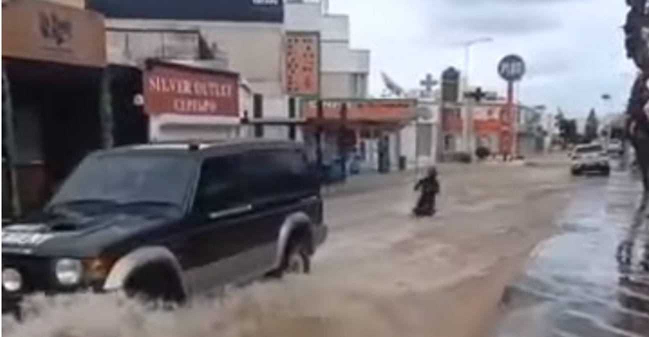 Δεν πτοήθηκαν από τις πλημμύρες οι Παραλιμνίτες - Έκαναν σέρφινγκ μέσα στους δρόμους -Δείτε το βίντεο 