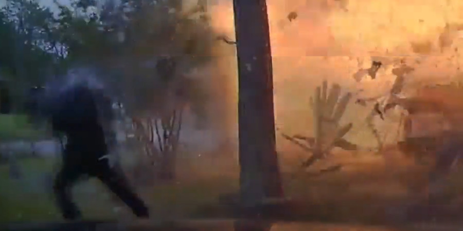 Άγιο είχε ο αστυνομικός- Τρομερή έκρηξη μετά από τροχαίο- VIDEO