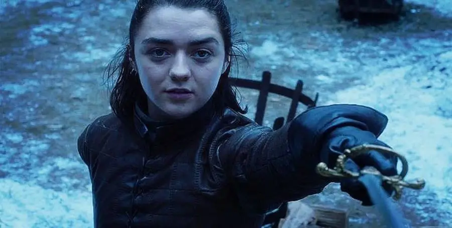 Η Μέισι Γουίλιαμς από το «Game of Thrones» κολύμπησε γυμνή σε θάλασσα στη Σαρδηνία - Δείτε φωτογραφίες