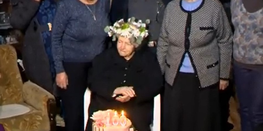 Το πάρτι… ενός αιώνα - Η γιαγιά Καλλού έκλεισε τα 100 και είπε και ένα δίστιχο - Δείτε βίντεο