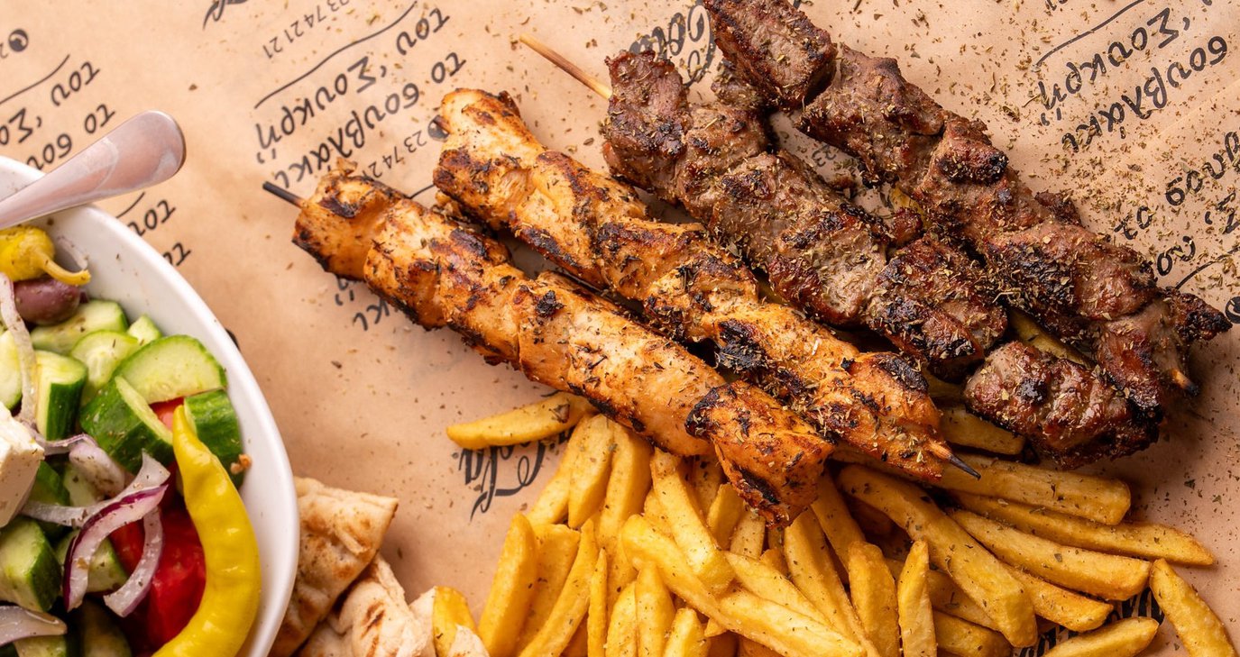 Καθώς η νέα τουριστική σεζόν πλησιάζει, ανοίγουν ξανά αγαπημένα στέκια στον Πρωταρά για φαγητό - Επιστροφή για το καλύτερο σουβλάκι