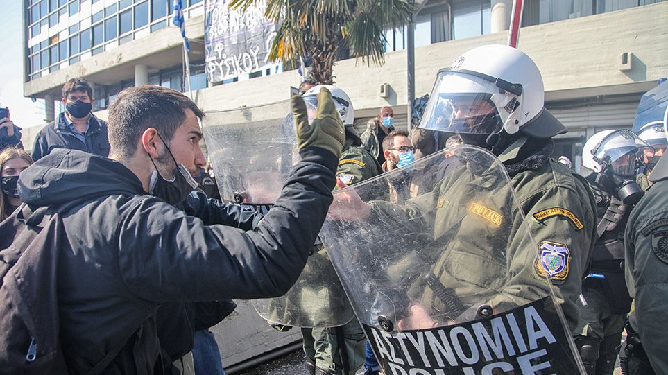Θεσσαλονίκη: Επεισόδια μεταξύ αστυνομικών και φοιτητών έξω από το ΑΠΘ - Βίντεο