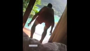 ΖΩΑΡΑ ο Ντε Γιόνγκ – Βουτάει στην πισίνα από το κρεβάτι του με το που ξυπνάει! (ΒΙΝΤΕΟ)