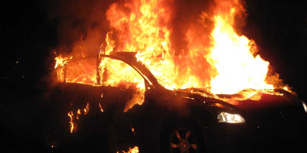 Άγνωστοι έθεσαν φωτιά σε όχημα 25χρονου στην Έγκωμη - Τέθηκε υπό φρούρηση η σκηνή 