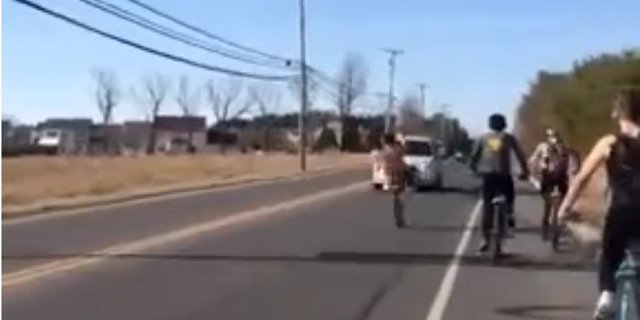 Έκανε «σούζα» μπροστά σε φορτηγό – Τον κτύπησε αυτοκίνητο – VIDEO