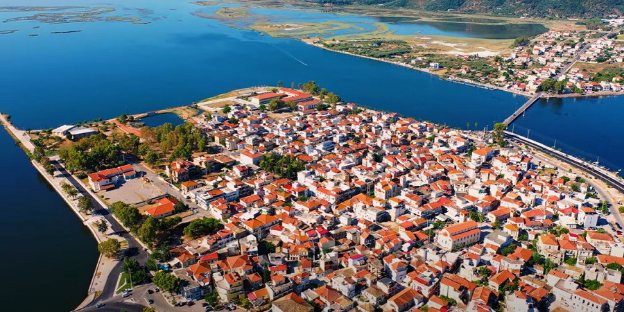 ΤΑΞΙΔΙΑ: Ήξερες ότι η Ελλάδα έχει την δική της Βενετία; Ένα μικρό νησάκι στη μέση λιμνοθάλασσας - VIDEO