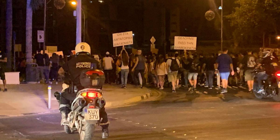 ΛΕΥΚΩΣΙΑ: Μεγάλη αναστάτωση με διαμαρτυρία 200 οχημάτων - Επιτέθηκαν σε αστυνομικούς για μια μάσκα 