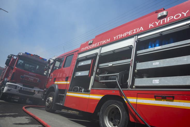 Ξέσπασε πυρκαγιά σε υποστατικό στην Λάρνακα - Κατέρρευσε από την θερμότητα - Κάηκαν δεκάδες μπάλες σανού