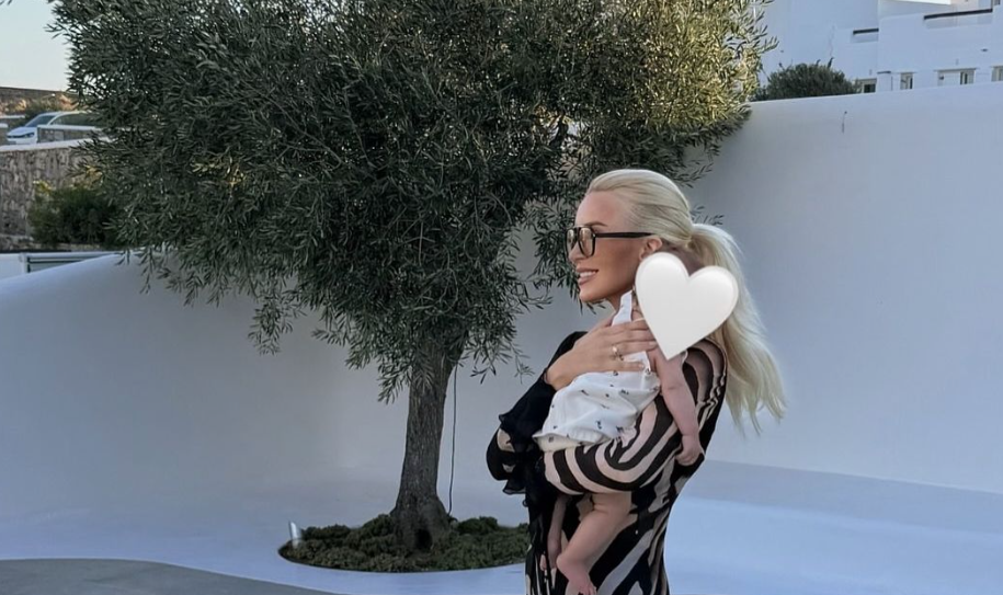 Κατερίνα Καινούργιου: Νέα στιγμιότυπα με την κόρη της στις καλοκαιρινές διακοπές στη Μύκονο