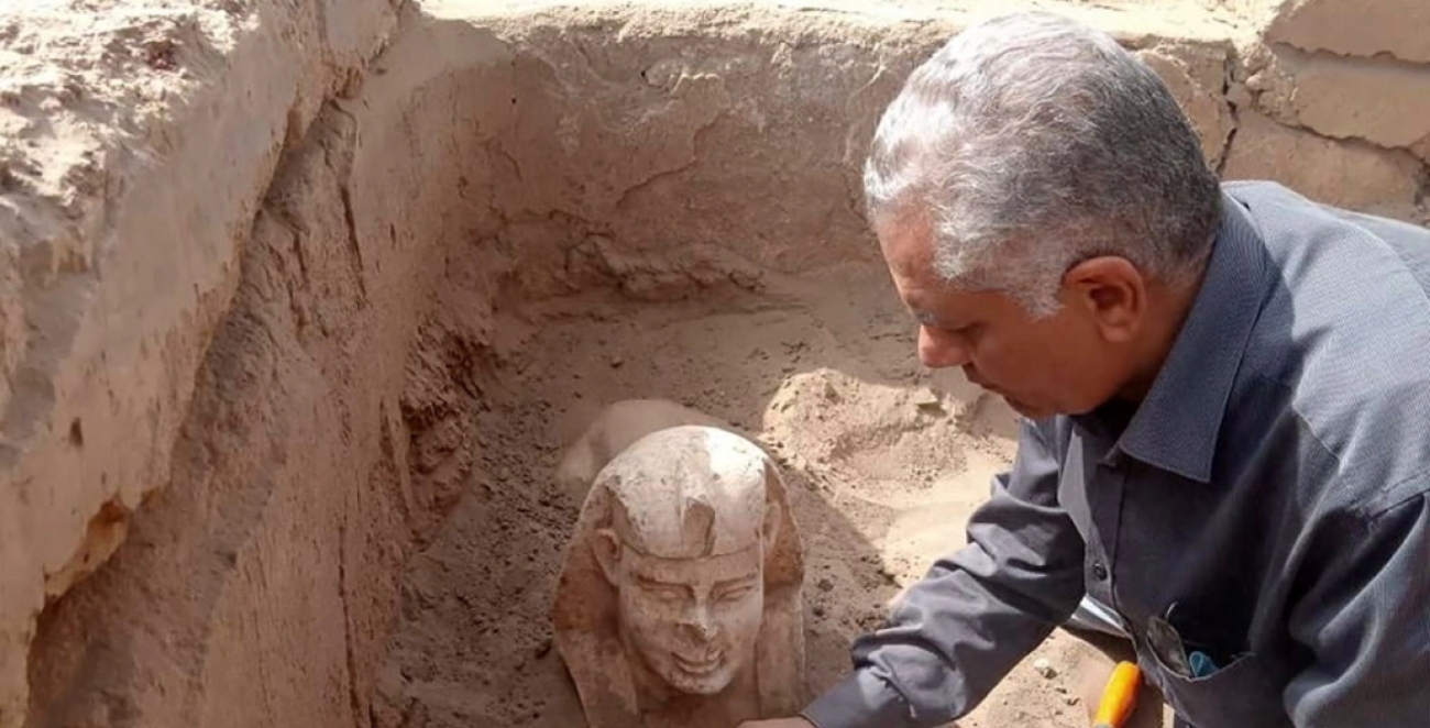 Αίγυπτος: Ανακάλυψαν χαμογελαστή «μίνι» σφίγγα με... λακκάκια στα μάγουλα - Φωτογραφίες