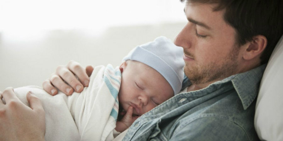 Αλλαγές στην άδεια πατρότητας – Σήμερα στη Βουλή το νομοσχέδιο 