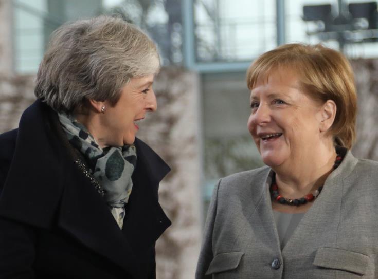 Νέο όχι σε επαναδιαπραγμάτευση για το Brexit είπε στο Βερολίνο η Μέρκελ στην Μέι 