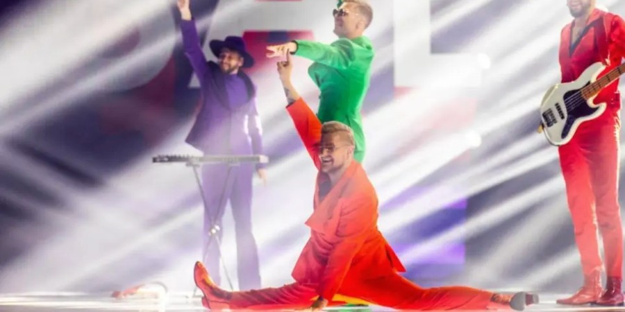 Eurovision 2022: «Ντροπιαστικό» ατύχημα - Σκίστηκε το παντελόνι του τραγουδιστή της Λετονίας στη σκηνή