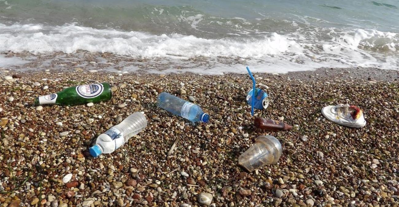 Μυστήριο με χιλιάδες πλαστικά στις παραλίες της Πάφου:  Έκτακτη κινητοποίηση των Αρχών