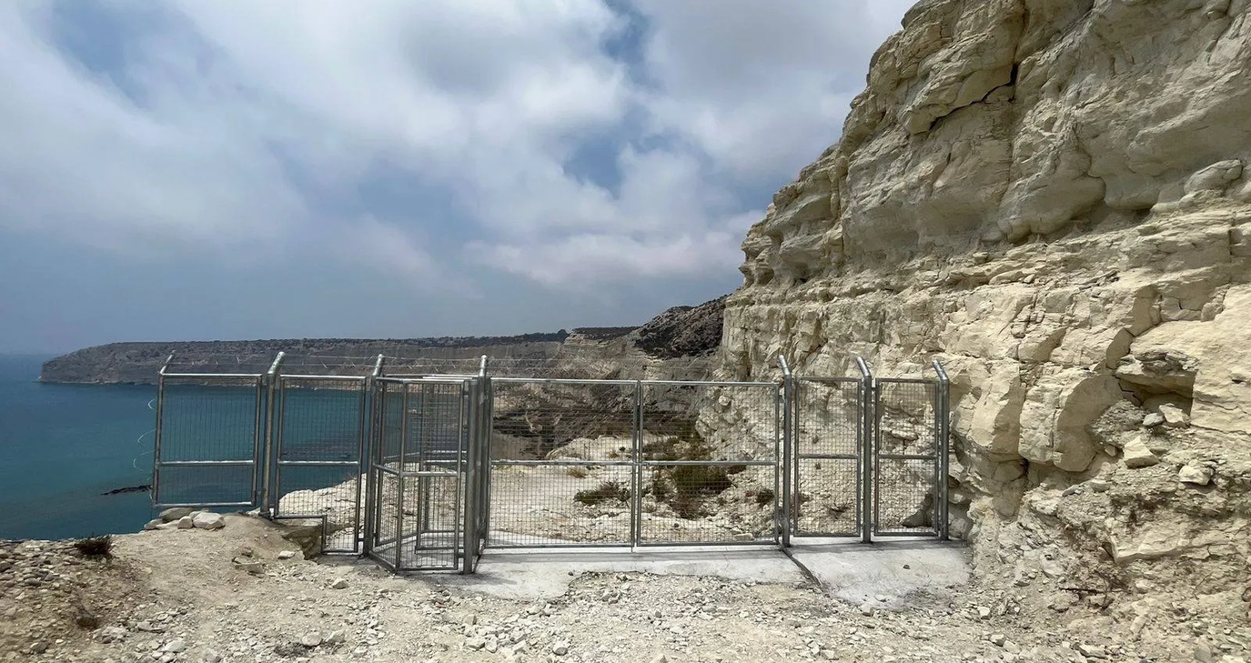 «Μπάρρωσαν» πασίγνωστη παραλία στη Λεμεσό - Ποιος ο λόγος - Δείτε φωτογραφίες