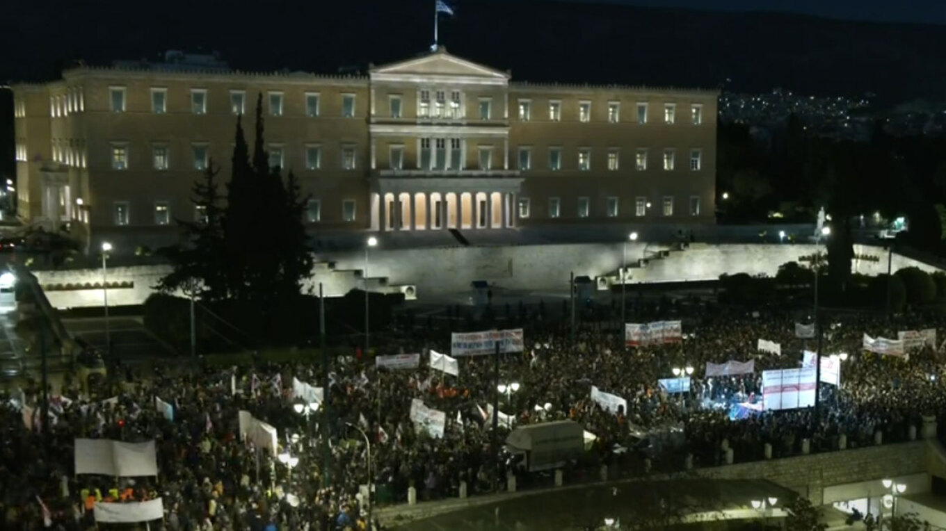 Μολότοφ, φωτιές και χημικά στο Σύνταγμα μετά τη συγκέντρωση για τα Τέμπη