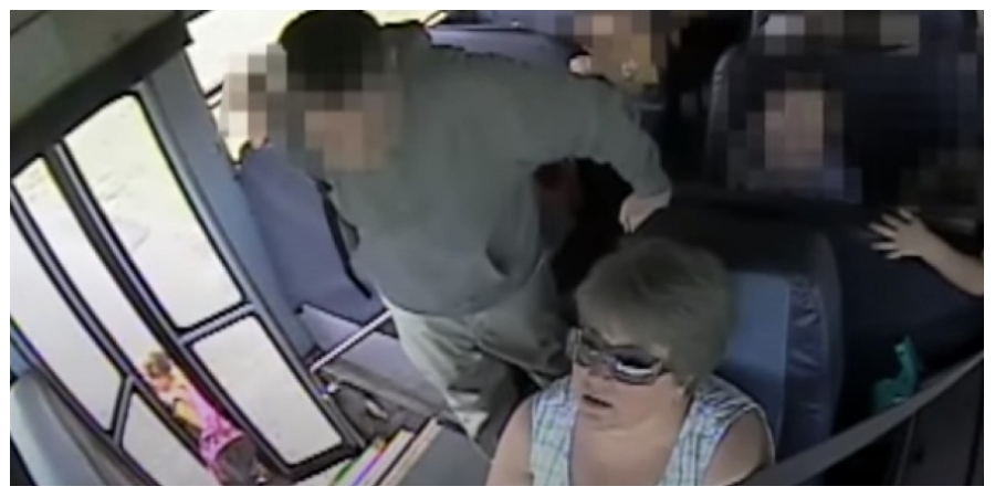 ΚΟΣΜΟΣ: Η οδηγός «ταξίδευε» και το λεωφορείο έσερνε 6χρονο κοριτσάκι για μέτρα - VIDEO