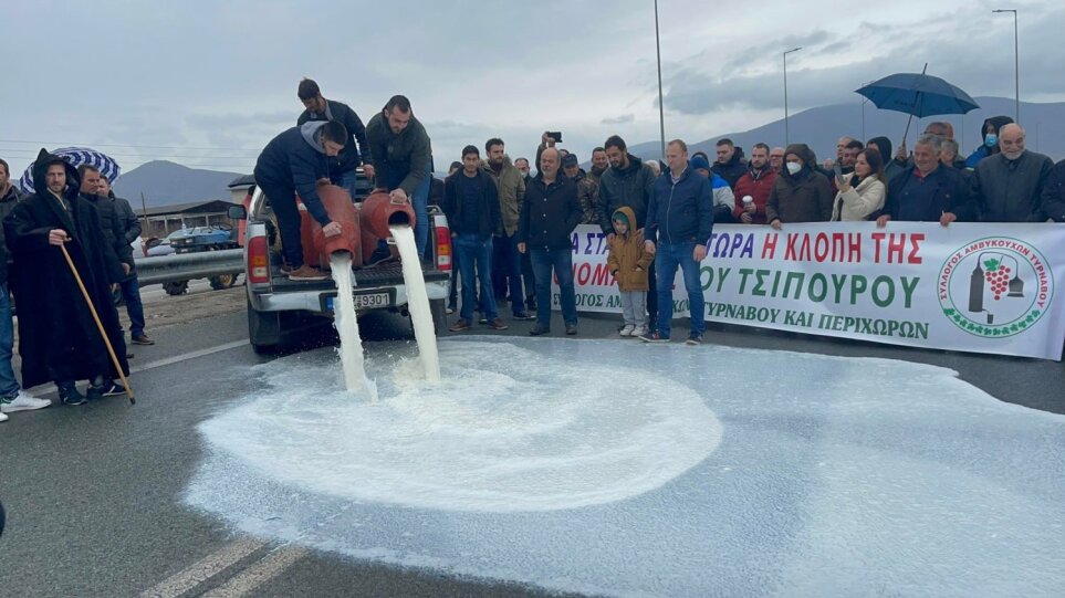Παραγωγοί εκδήλωσαν την οργή τους κλείνοντας με γάλα και άχυρα δρόμο στην Ελλάδα - ΒΙΝΤΕΟ 