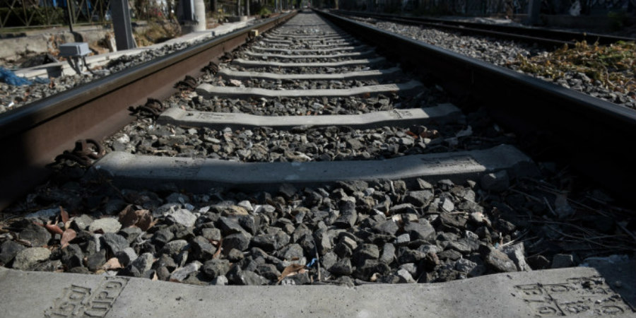 ΕΛΛΑΔΑ: Έχασε τη ζωή του μετανάστης - Παρασύρθηκε από τρένο ξαπλωμένος στη σιδηροδρομική γραμμή