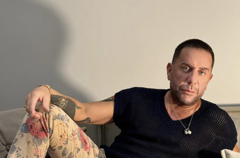 Με «ορέξεις» ο Γιώργος Μαζωνάκης - Ποζάρει σχεδόν γυμνός στο μπάνιο του - Δείτε στιγμιότυπο