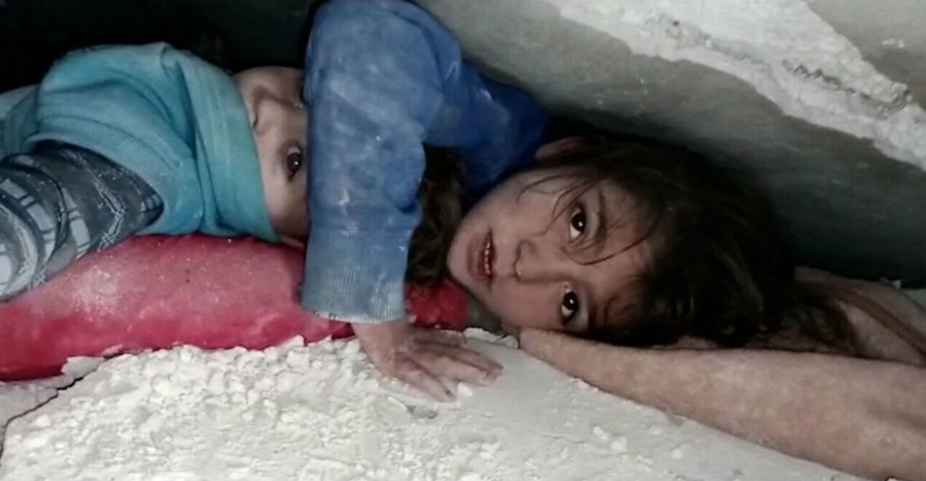 Σεισμός στην Τουρκία: Κοριτσάκι εκλιπαρεί διασώστη να την σώσει - Δείτε συγκλονιστικό βίντεο 