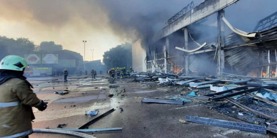 Πόλεμος στην Ουκρανία: Βίντεο - ντοκουμέντο από την πυραυλική επίθεση σε εμπορικό κέντρο της πόλης Κρεμεντσούκ