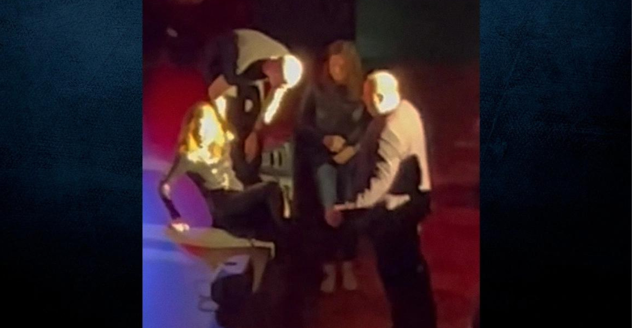 Βίκυ Λέανδρος: Ατύχημα για την τραγουδίστρια - Έπεσε από τη σκηνή σε συναυλία στο Αννόβερο