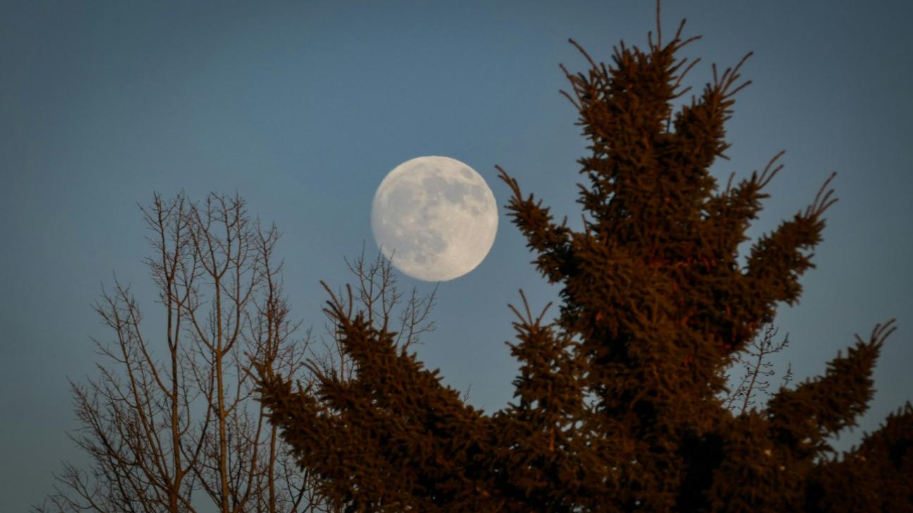 Το «Φεγγάρι του Λύκου» έρχεται στις 3 Ιανουαρίου - Η πρώτη πανσέληνος του 2026 επηρεάζει τρία ζώδια