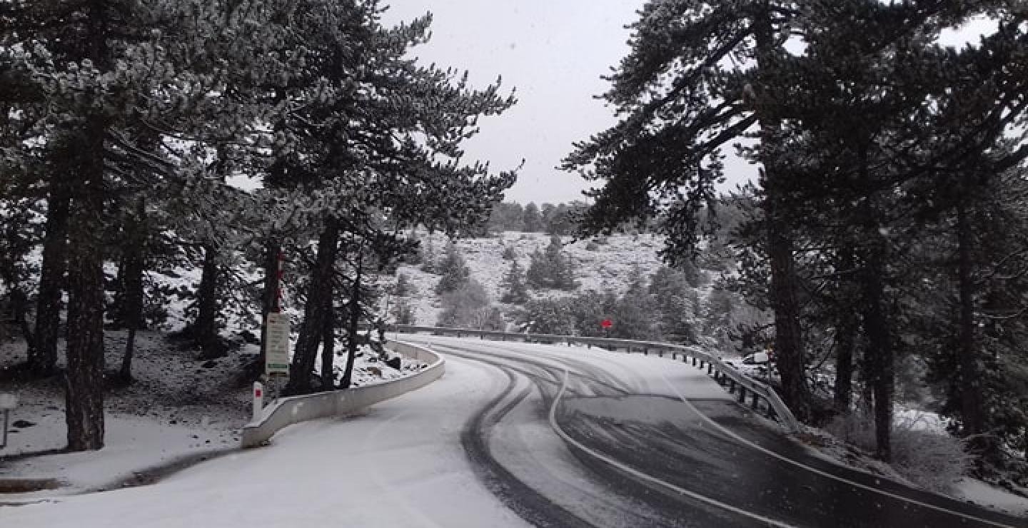  Xιονόπτωση στο Τρόοδος - Μόνο αυτοί οι δρόμοι είναι ανοικτοί 