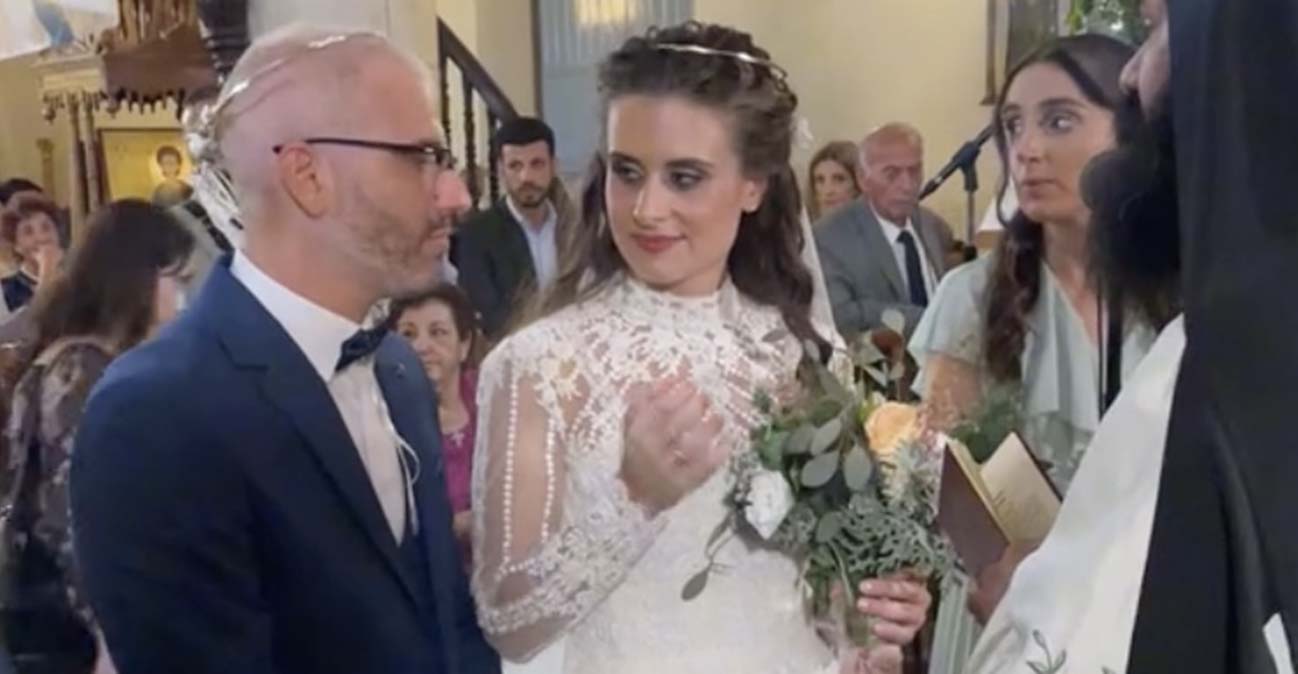 Συγκίνηση στην Κύπρο με τη νύφη που μετέφερε στη νοηματική τα λόγια του ιερέα στον άντρα της - Δείτε το βίντεο 