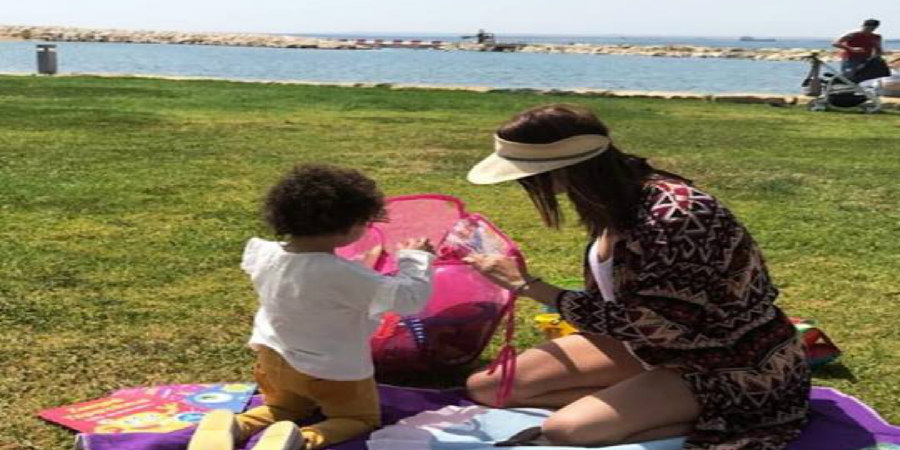 Κύπρια παρουσιάστρια στην παραλία οικογενειακώς - ΦΩΤΟΓΡΑΦΙΕΣ 
