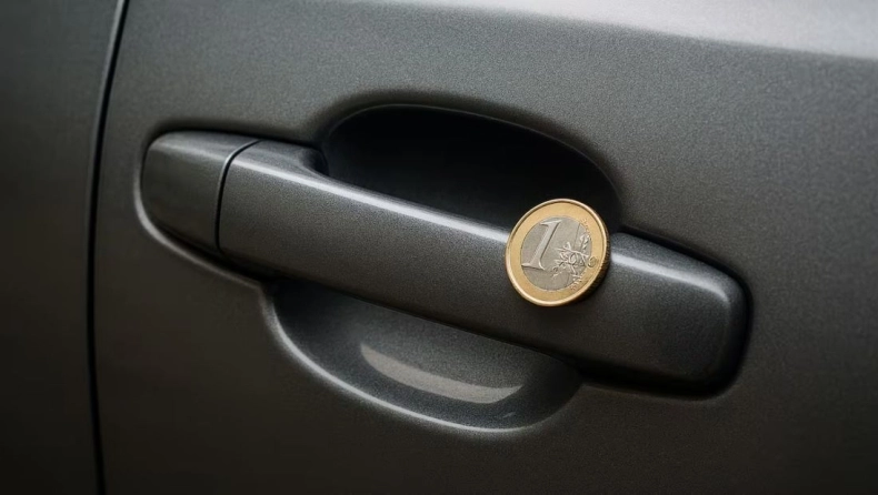 Τον νου σου: Αν δεις κέρμα στο χερούλι του αυτοκινήτου σου, δεν είναι η τυχερή σου μέρα