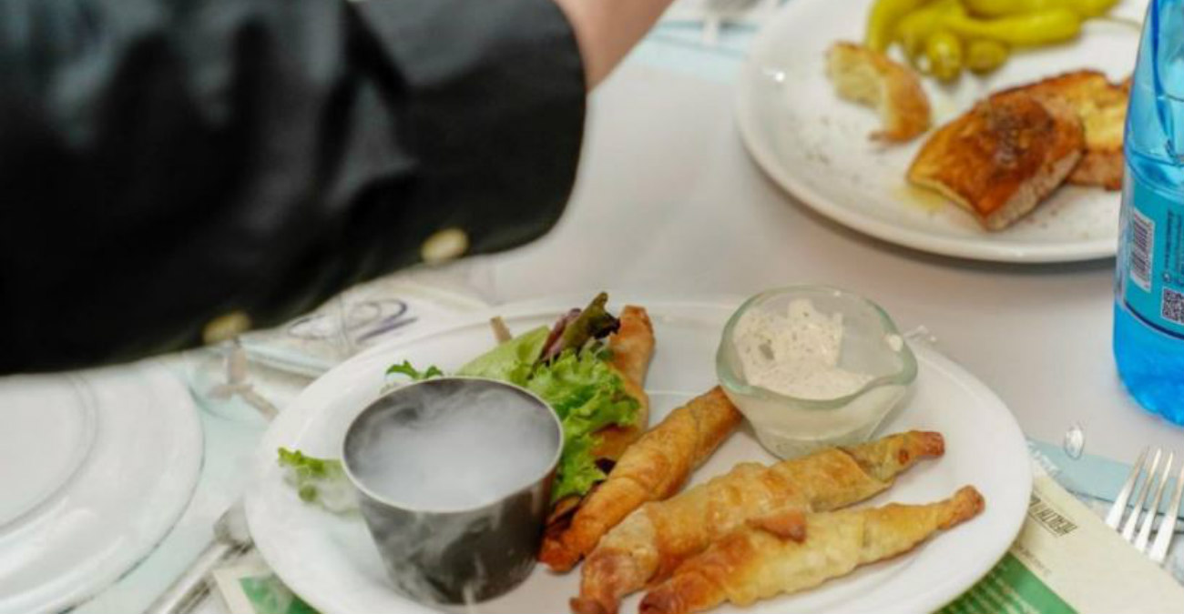 Απίστευτο μενού στη Θεσσαλονίκη: Εστιατόριο διοργανώνει βραδιά με… μπαφοπιτάκια και λουκουμάδες με μέλι κάνναβης