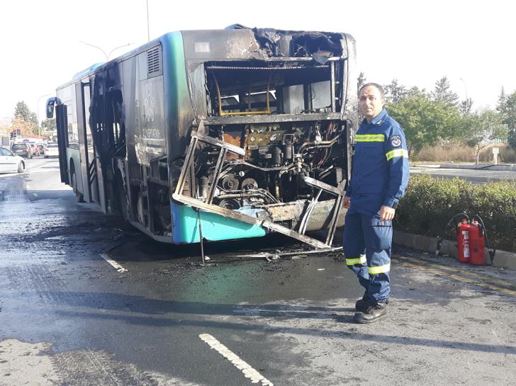ΛΙΝΟΠΕΤΡΑ: Πυρκαγιά σε λεωφορείο που ήταν σταθμευμένο έξω από Γυμνάσιο – Έρευνες για τα αίτια 