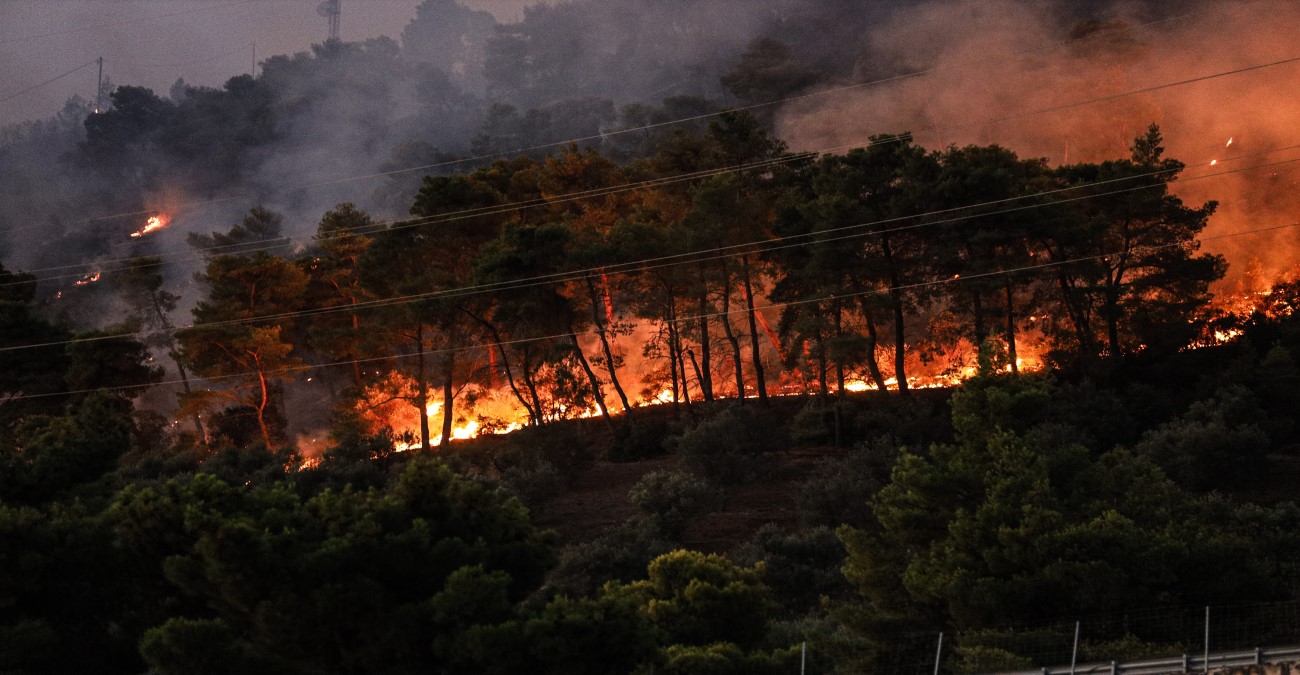 Ολονύκτιες οι μάχες με τις φλόγες σε Ρόδο Κέρκυρα, Κάρυστο και Δερβενάκια
