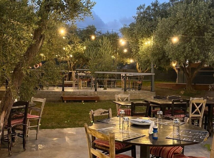 Νόστιμο σουβλάκι σε μια δροσερή αυλή - Το στέκι που επιστρέφει με άρωμα καλοκαιριού - Μην το χάσεις