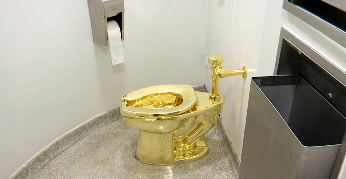 ΒΙΝΤΕΟ: Χρυσή τουαλέτα με όνομα «Αμερική» πουλήθηκε για 12 εκατ. δολάρια