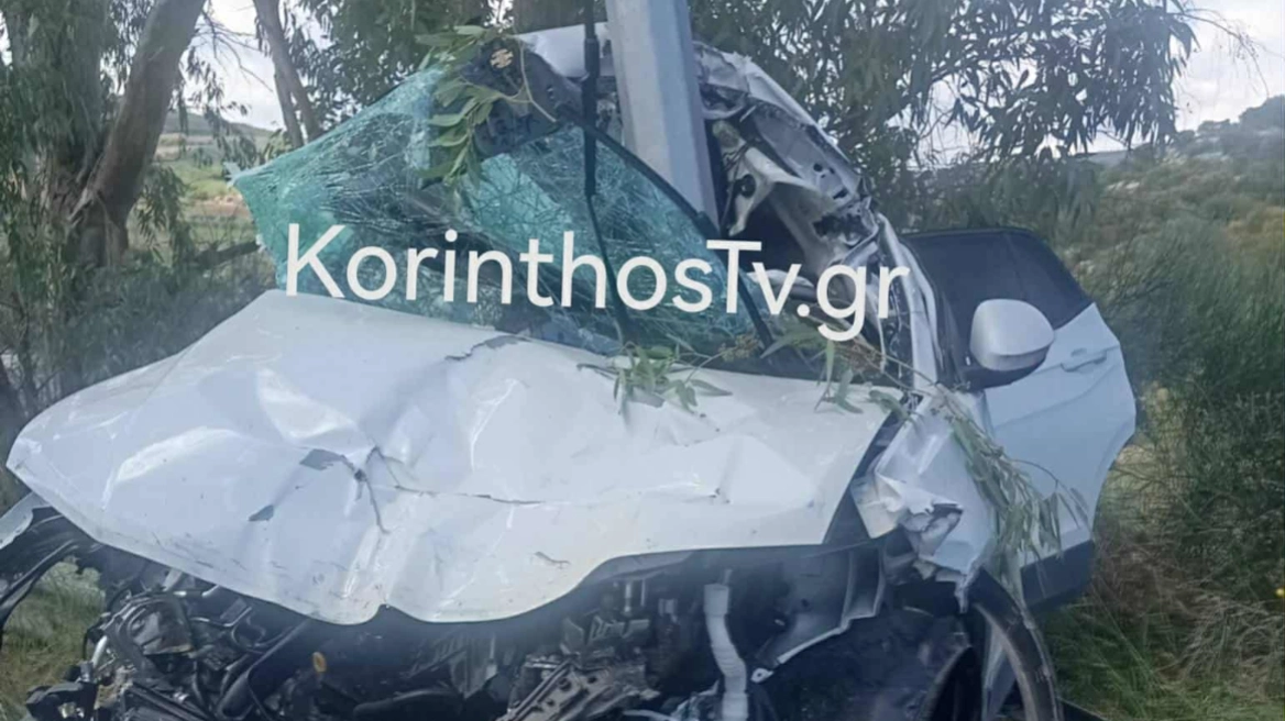 ΕΛΛΑΔΑ: Νεκρή οδηγός: Το αυτοκίνητό της καρφώθηκε σε κολώνα - Δείτε φωτογραφίες