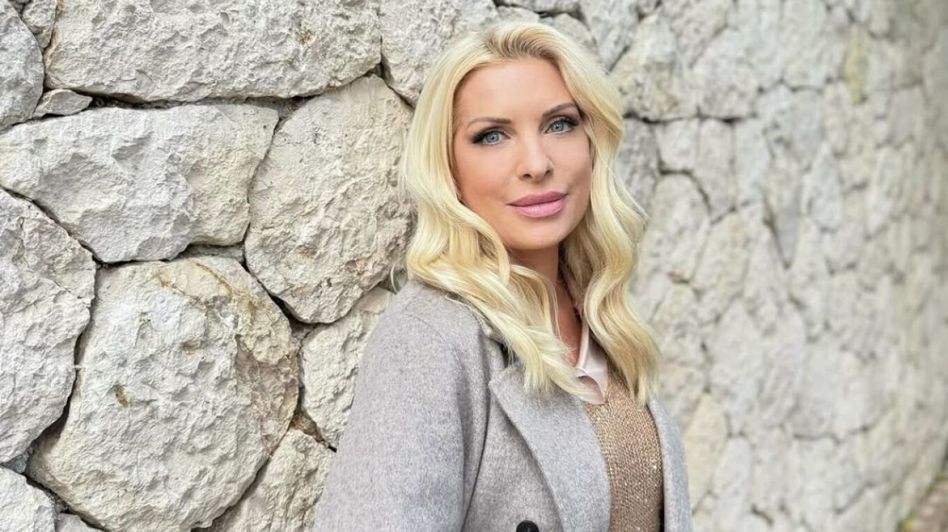 Η Ελένη Μενεγάκη ανέβασε φωτογραφία ενώ έκανε ηλιοθεραπεία στην Ισπανία: «Το καλύτερο μακιγιάζ είναι του ήλιου και της καλής διάθεσης»