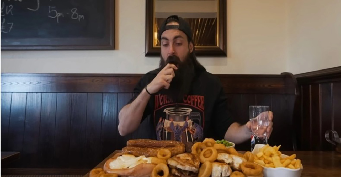 Άνδρας στην Ουαλία αποδέχθηκε μια τρελή πρόκληση: Καταβρόχθισε ό,τι κρέας υπήρχε στο τραπέζι σε χρόνο ρεκόρ 