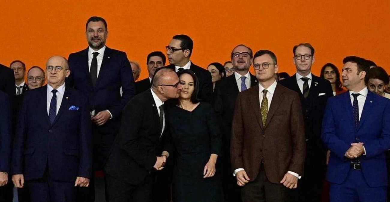 Σάλος με την απόπειρα του Κροάτη υπουργού Εξωτερικών να φιλήσει στο μάγουλο την Γερμανίδα ομόλογό του – Δείτε βίντεο