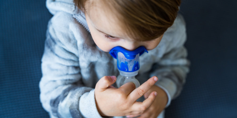 Κορωνοϊός – Omicron: Η νέα επιπλοκή που προκαλεί στο αναπνευστικό των παιδιών