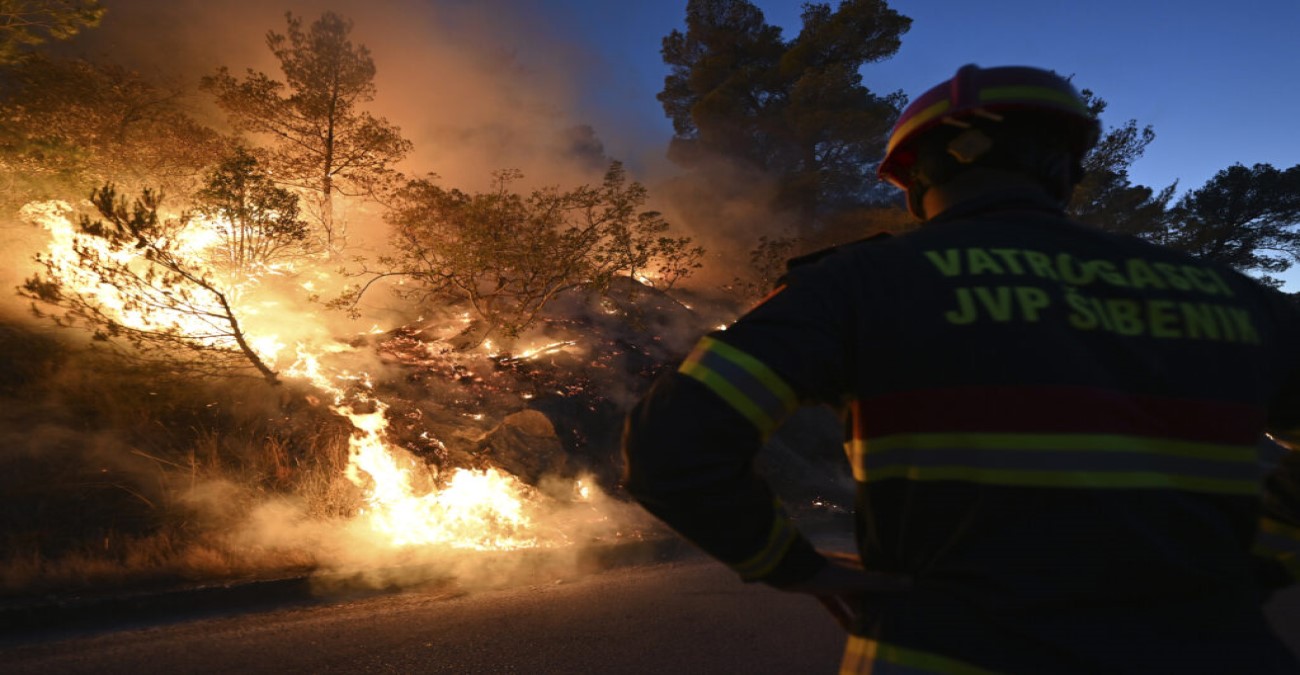 Μάχες με τις φλόγες δίνουν πυροσβέστες και εθελοντές σε Πορτογαλία και Κροατία