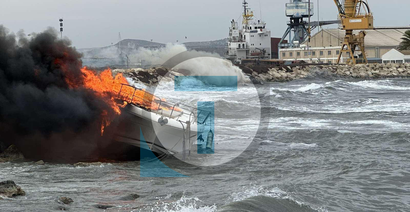 Φωτιά σε τρία σκάφη στην «Μαρίνα» Λάρνακας - Εικόνες και βίντεο από το σημείο 