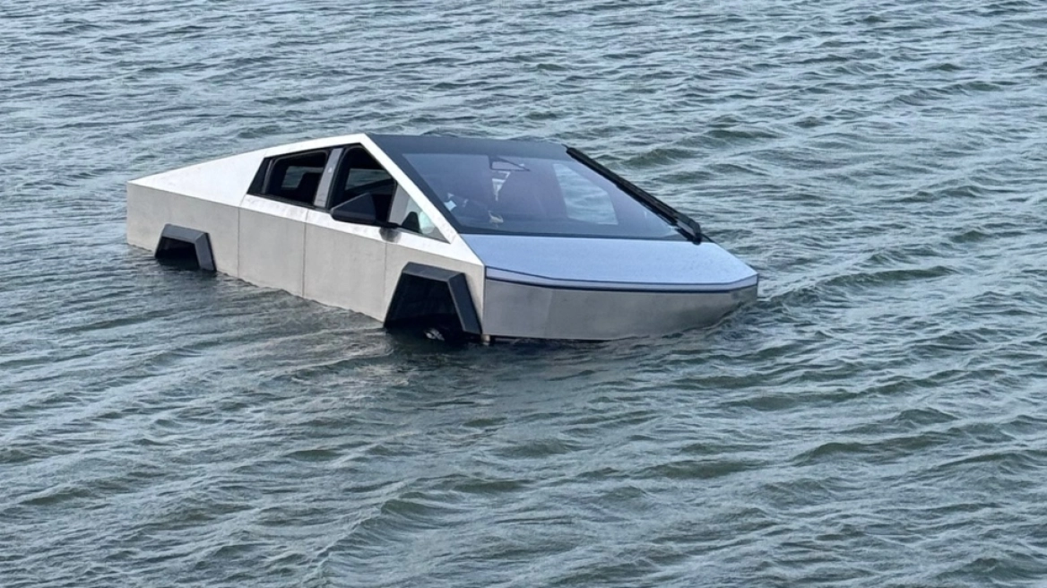 Δείτε βίντεο: Οδηγός έριξε Tesla σε λίμνη για να... τεστάρει τις δυνατότητές του, τελικά βυθίστηκε και συνελήφθη