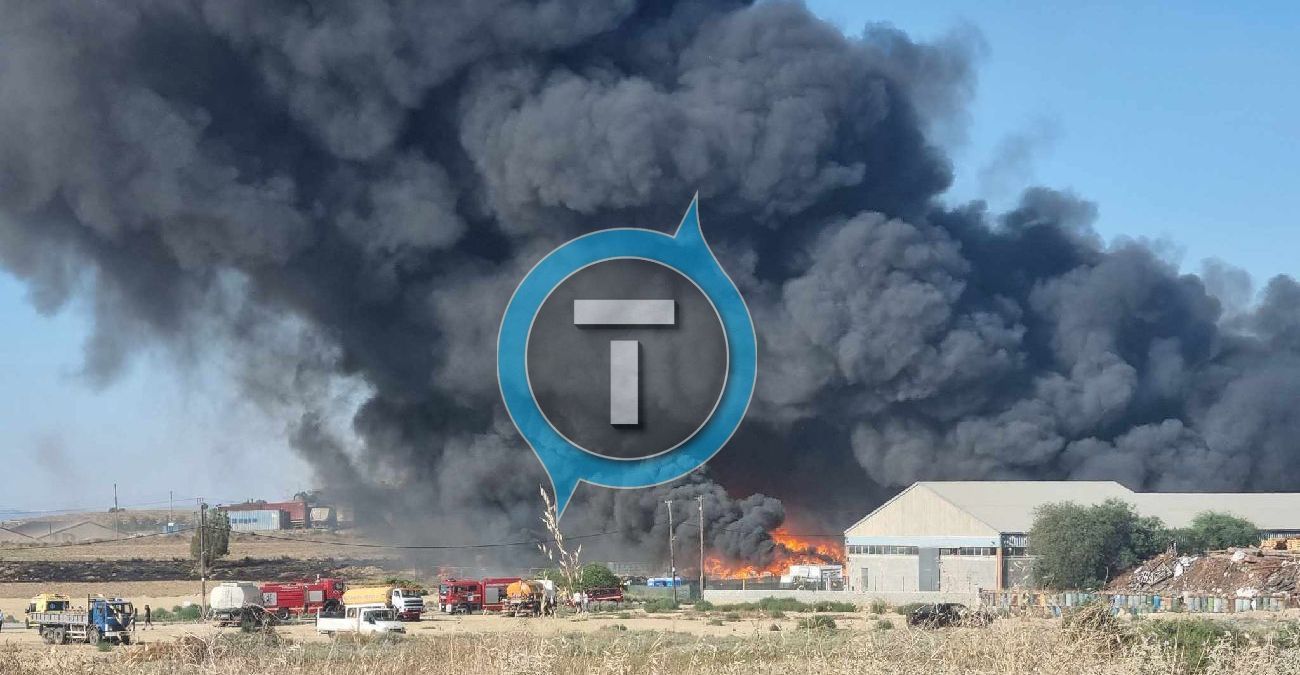 Καίγεται ολοσχερώς το εργοστάσιο στο Γέρι - Ενισχύονται οι δυνάμεις πυρόσβεσης - Δείτε φωτογραφίες και βίντεο