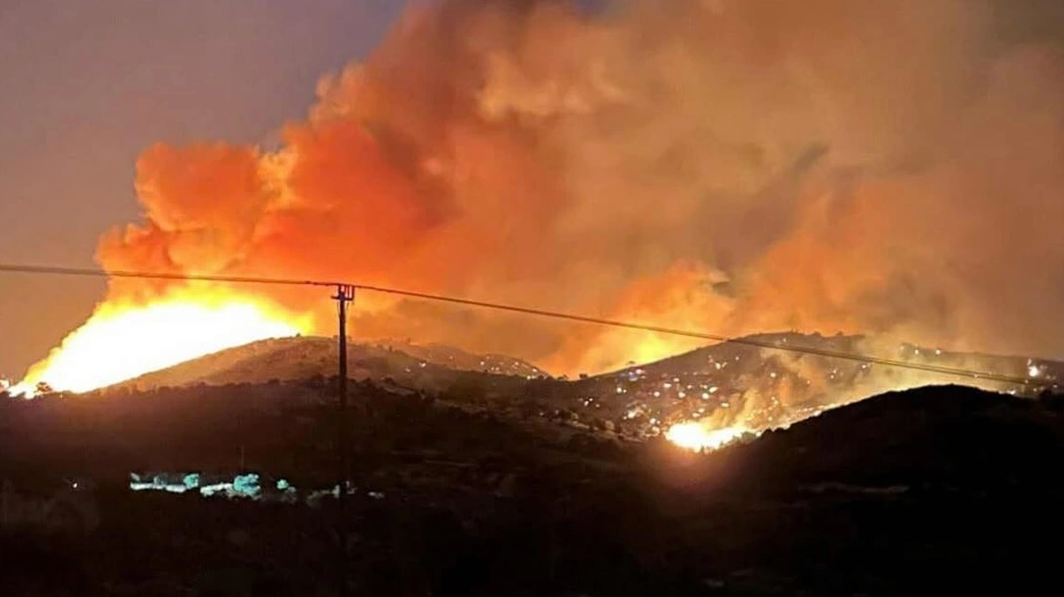 VIDEO - Φωτιά στην Εύβοια: Επιχειρούν εναέρια μέσα - Νέο μήνυμα του 112 για εκκένωση, κοντά σε σπίτια οι φλόγες